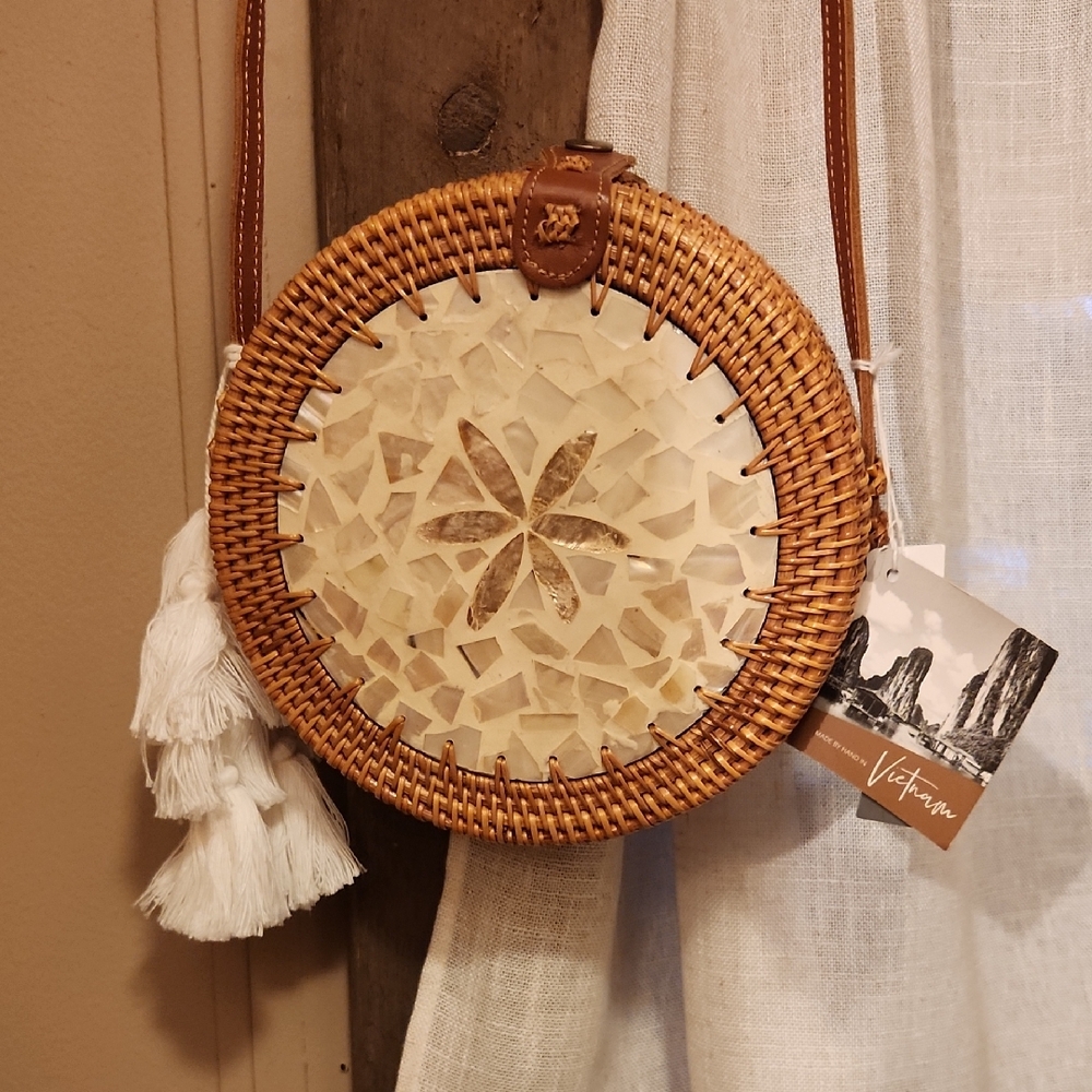 UNIQUE Sand Dollar Rattan Crossbody Bag
